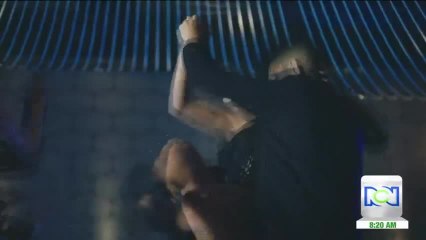 (Video) El incómodo momento en el que Maluma rechaza a una fan que intenta besarlo