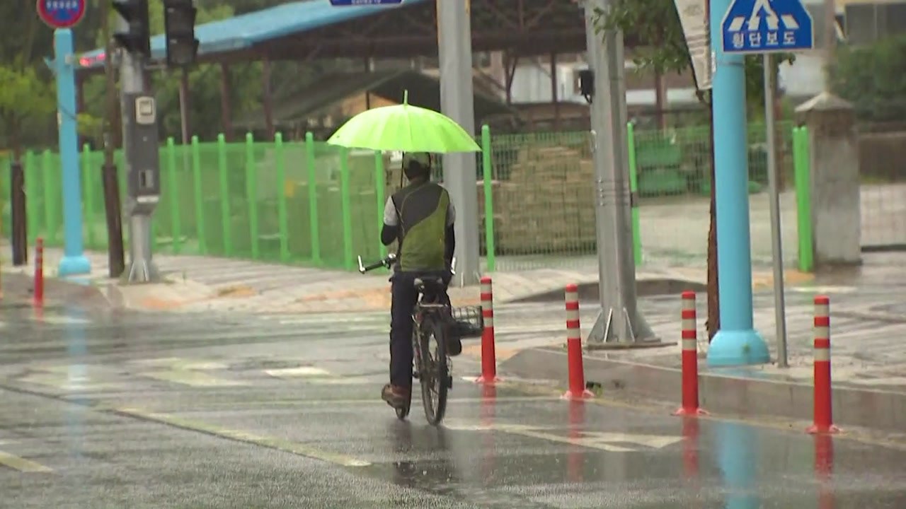 경기 북부 비 계속..."가로수 쓰러져" 신고 잇따라 / YTN
