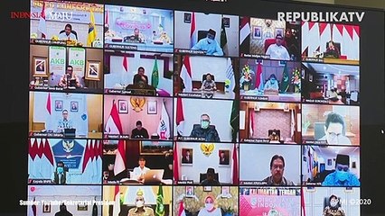 Seorang relawan mendata pasien di rumah karantina Covid-19, Kelapa Dua, Kabupaten Tangerang, Banten.