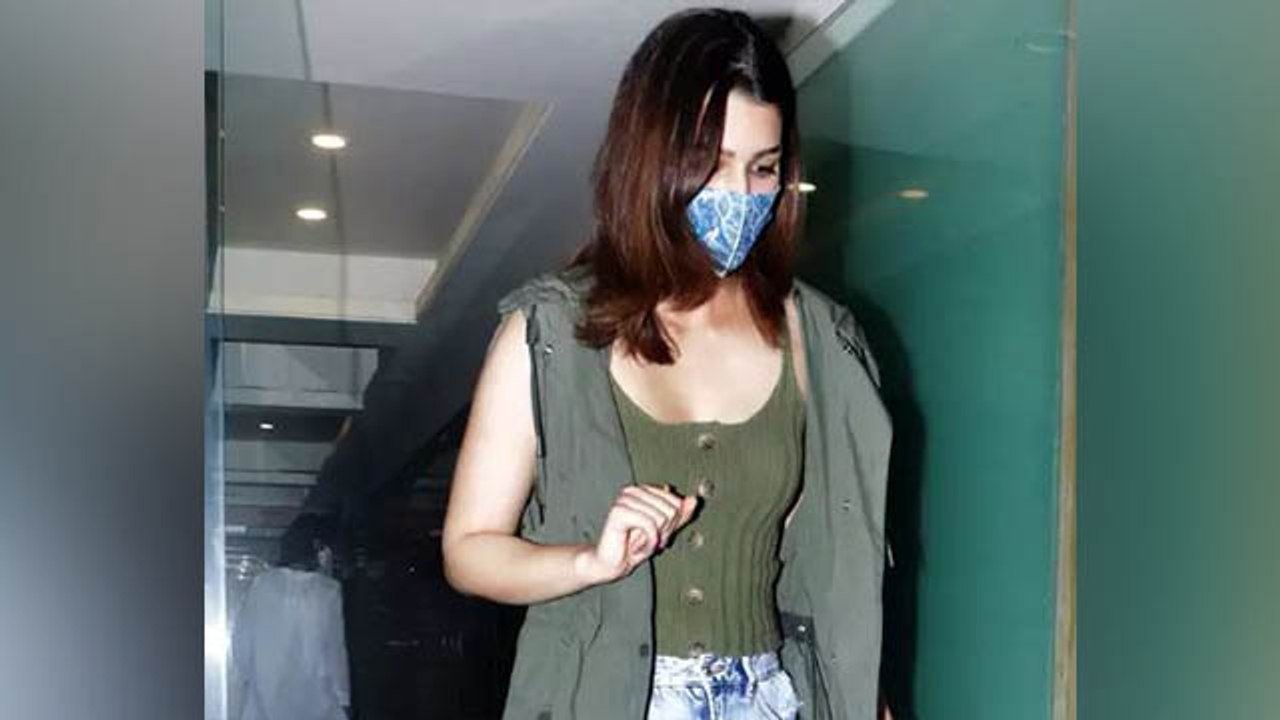 Kriti Sanon का Deep Cut Top में दिखा Cool Look । देखें Video । Boldsky