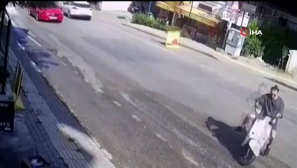 Motosikletli, önce dengesini kaybedip savruldu sonra otomobile çarptı