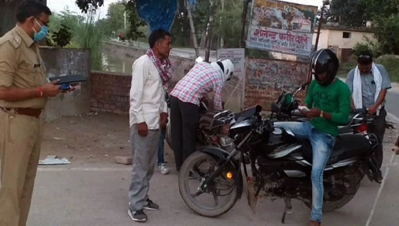 इटावा: नियमों का उल्लंघन करने पर पुलिस ने काटा चालान