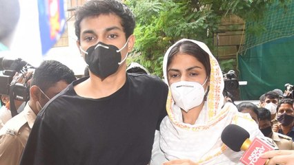 Showik Chakraborty's chats with peddler makes new revelation