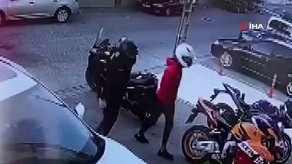 İstanbul'da sabunlu suyla motosiklet çalan hırsızlar kamerada