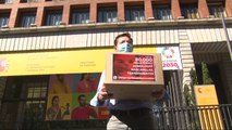 Persona sorda entrega firmas pidiendo homologación de mascarillas transparentes