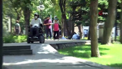 Termometreler 35 dereceyi gösterdi, vatandaşlar gölgelik alanlara sığındı