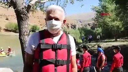 Binali Yıldırım memleketinde rafting yaptı, nehirde yüzdü
