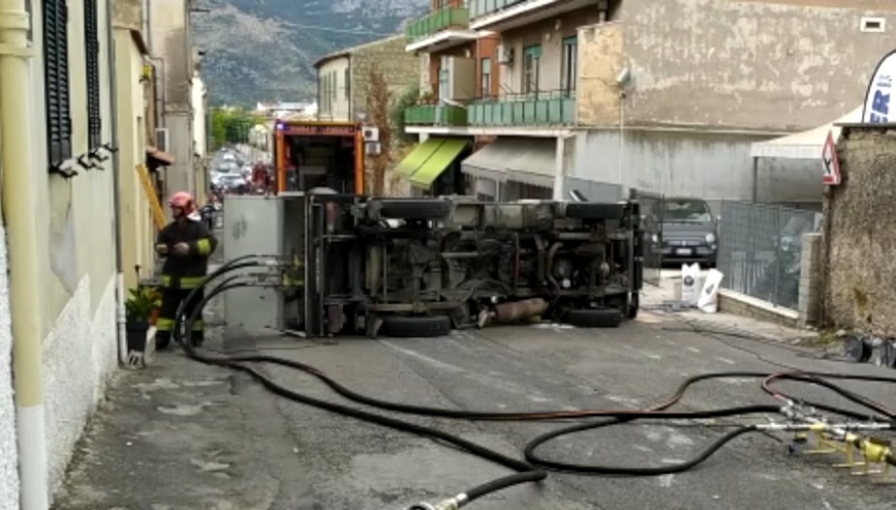 Terracina (LT) - Si ribalta autocisterna carica di Gpl (03.09.20)