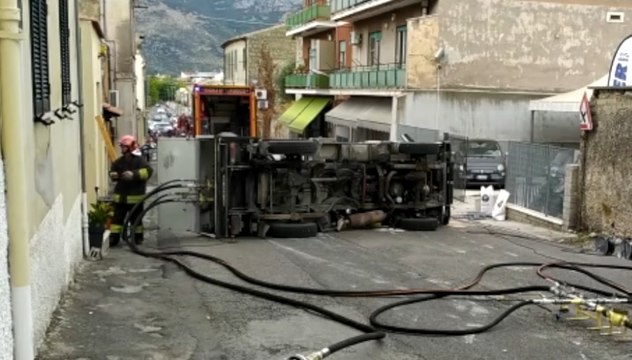 Terracina (LT) - Si ribalta autocisterna carica di Gpl (03.09.20)