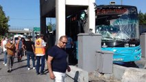 Kurtköy’de otobüs gişelere çarptı
