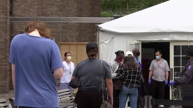 美, 개강 이후 대학교 집단 발병 속출... 2만5천 명 감염 / YTN