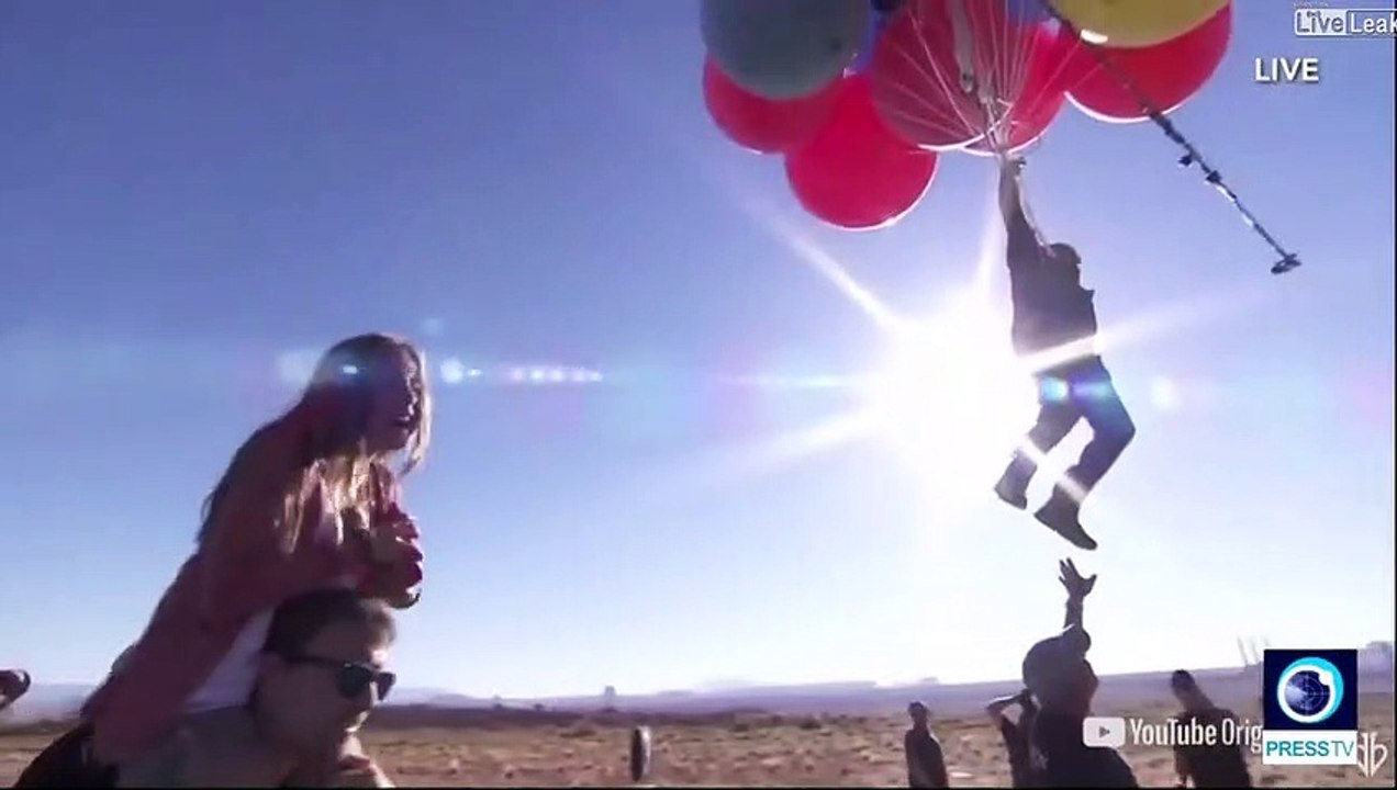 Ce fou se laisse emporter par des ballons comme dans "La-haut"