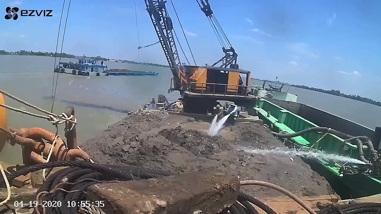 Le conducteur de cette grue a vu trop gros... beaucoup trop gros