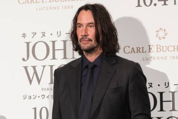 Tải video: Keanu Reeves Is the Unlikely Reason One of Hollywood’s Most Famous Skincare Products Exist