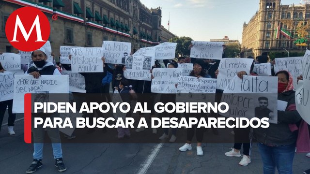 En Palacio Nacional, protestan familiares de dos jóvenes desaparecidos en CdMx