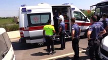 Motosikletli polis timleri otomobille çarpıştı: 2 polis yaralı