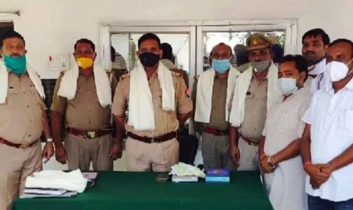 व्यापार मंडल के द्वारा पुलिस कर्मियों को किया सम्मानित