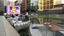 Kino-Erlebnis in Corona-Zeiten: Londoner schauen vom Boot aus