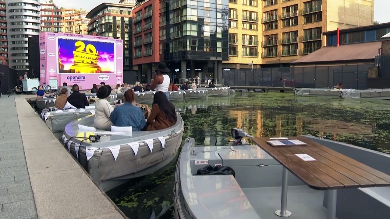 Kino-Erlebnis in Corona-Zeiten: Londoner schauen vom Boot aus