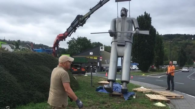 Les statues des Zouaves prennent place sur le rond-point de la N90 à Malonne