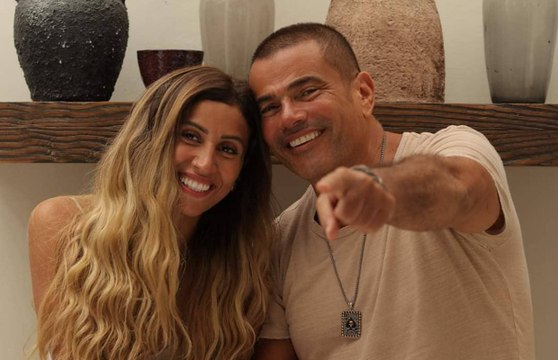 عمرو دياب على الملأ: بحبه ورحمة أبويا ودينا الشربيني ترقص بجنون