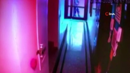 Vatandaşlar, bisiklet çalmaya çalışan hırsızları koşarak yakalamaya çalıştı...O anlar kamerada