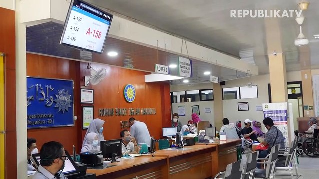 Anggota Palang Merah Indonesia (PMI) Kota Bandung melakukan simulasi penanganan pasien Covid-19 di mobil Ambulans Khusus Covid-19 di Markas PMI Kota Bandung, Jalan Aceh, Kota Bandung.