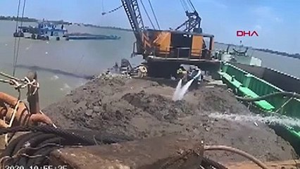 Nehirden toprak çıkarıyorlardı! Saniyeler sonra dehşeti yaşadılar