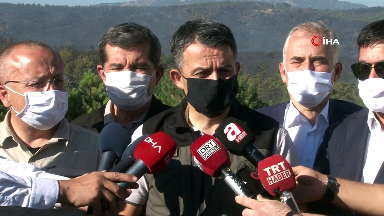 Bakan Pakdemirli: “Yangın çok hızlı ilerledi. Koşarak oradan ayrılmak zorunda kaldık. Eğer 2-3 dakika geç kalsaydık sıkıntıya düşebilirdik”
