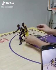 Un duel entre LeBron James et Kobe Bryant recréé avec des figurines
