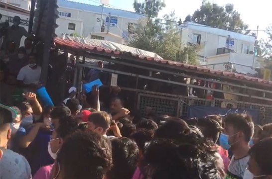 Colas para la comida en el campo de refugiados de Moria, en la isla griega de Lesbos.