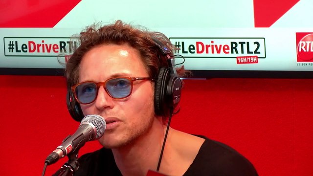 Raphaël interprète Maquillage bleu en live dans #LeDriveRTL2