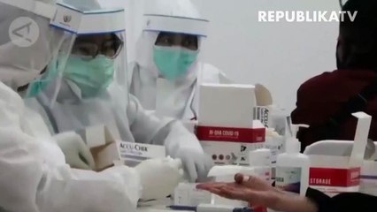 Petugas memakamkan jenazah COVID-19 di TPU Pondok Ranggon, Jakarta, Rabu (2/9).