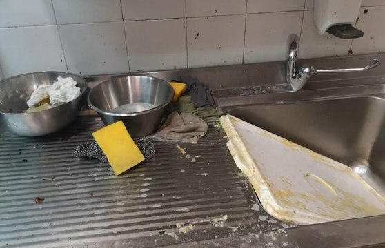 Roma - Blatte e sporcizia, chiuso ristorante-panificio (04.09.20)