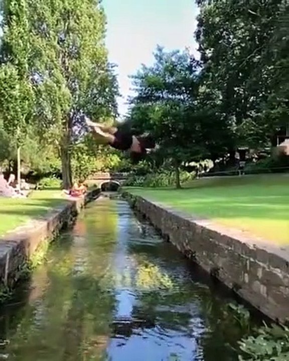 Il réalise un atterrissage parfait avec des pieds après avoir fait un saut spectaculaire