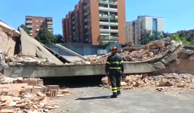 Roma - Crolla tetto autorimessa per bus: si scava tra le macerie (04.09.20)