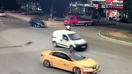 Otomobilin motosiklete çarpma anı kamerada
