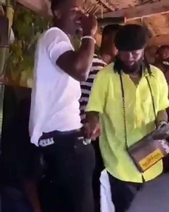 Adebayor farotte Young Farril devant un Santrinos rigolard