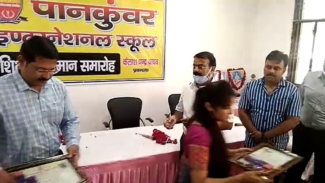 शिक्षक सम्मान समारोह की कार्यक्रम में पहुंचे
