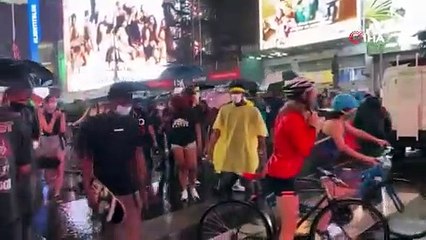 New York'ta bir kişi aracını protestocuların üzerine sürdü