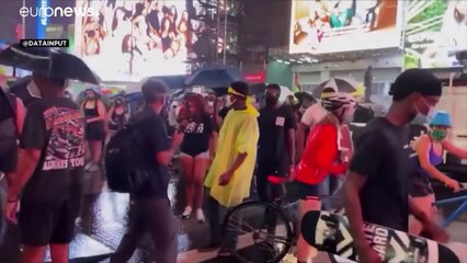 شاهد: سيارة تمر عبر متظاهرين في ساحة تايمز في نيويورك