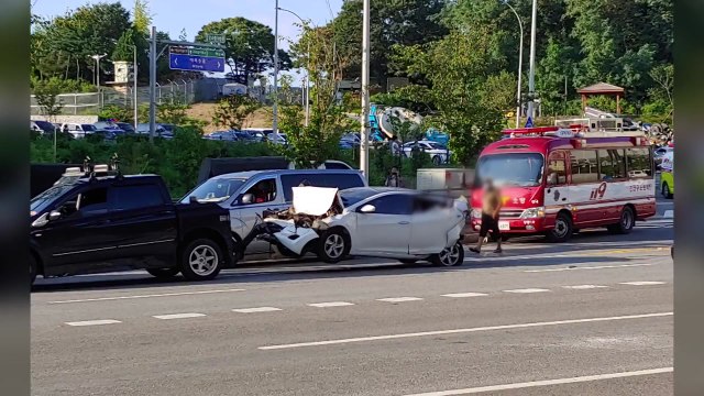 구리암사대교 진입 사거리 4중 추돌...8명 부상 / YTN