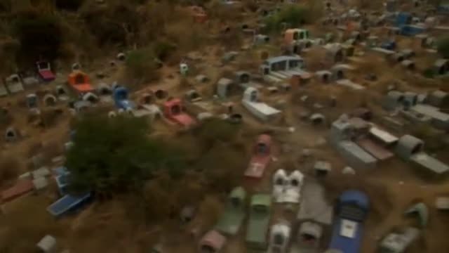 La saturación en los cementerios de Bolivia obliga a familiares de fallecidos a cavar sus propias tumbas