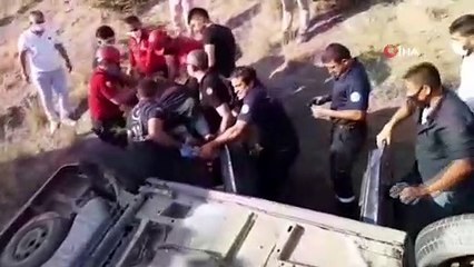 Otomobilde sıkışan kadın güçlükle kurtarıldı