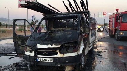 Seyir halindeki kereste yüklü pikap alev alev böyle yandı