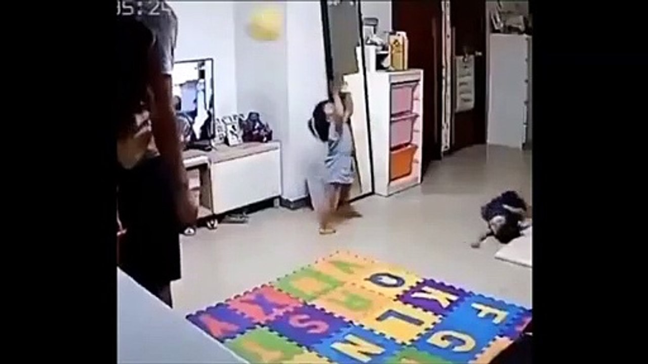 Réflexe  d'un papa qui sauve sa fille de justesse