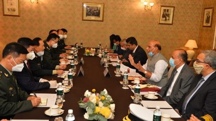 Скачать видео: Rajnath Singh meets Chinese defence minister in Moscow amid Ladakh standoff