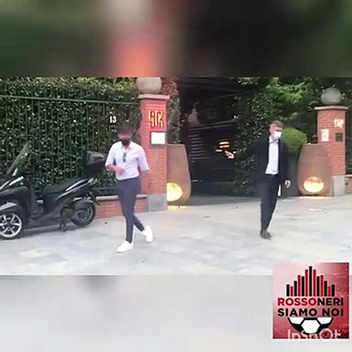 Paolo Maldini all'uscita dall'hotel