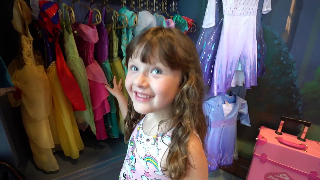Sophia Isabella e Alice Best day Ever! Isabella got a Makeover (Full Hair and Makeup) By Disney!