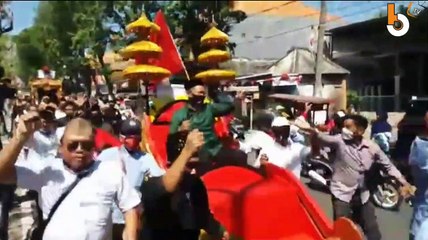 GRESIK - DIARAK DUA KERETA KENCANA GUS YANI- BU MIN DAFTAR KE KPU